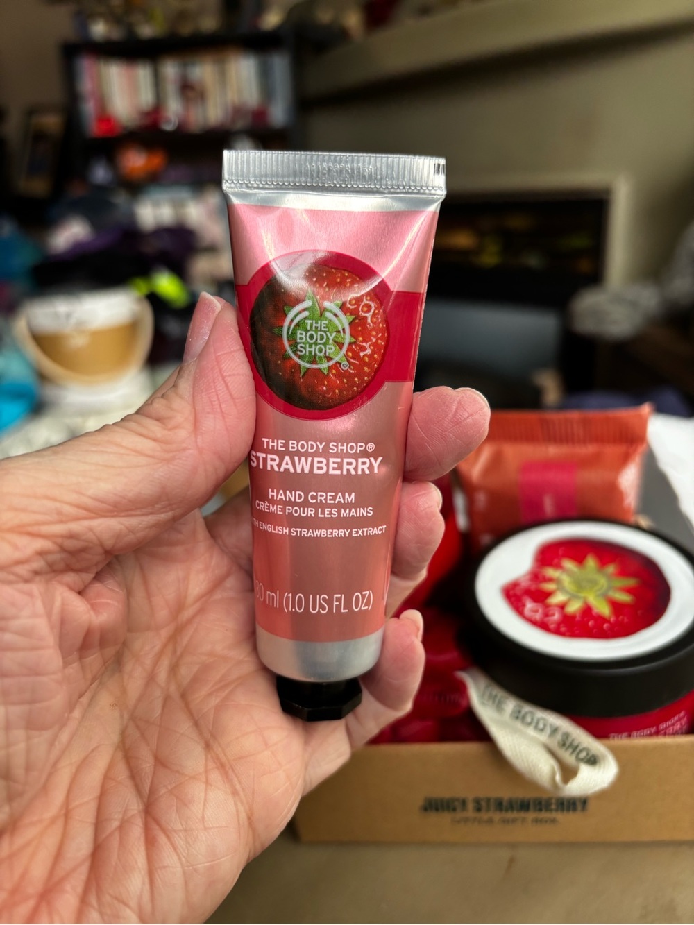The Body Shop Juicy Strawberry Little Gift Box Bath & Body Set.  New! - Picture 5 of 11